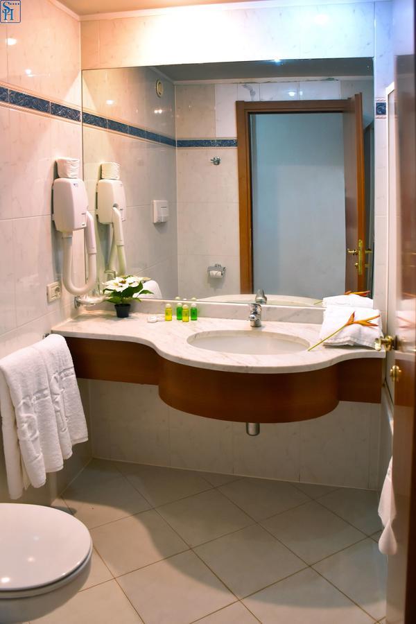 Hotel Splendid Уагадугу Екстериор снимка