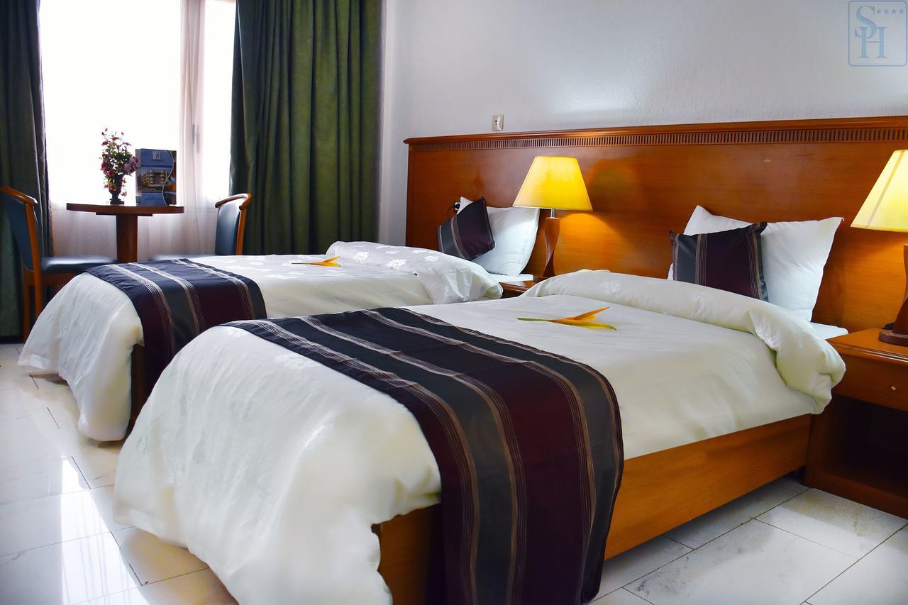Hotel Splendid Уагадугу Екстериор снимка