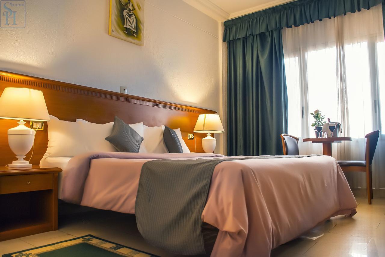 Hotel Splendid Уагадугу Екстериор снимка