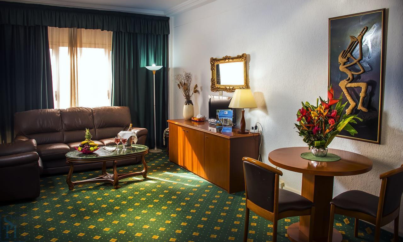 Hotel Splendid Уагадугу Екстериор снимка